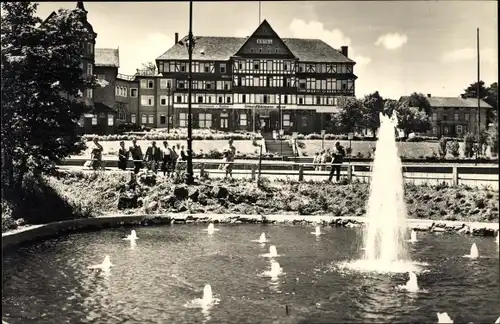 Ak Oberhof im Thüringer Wald, Blick zum Ernst Thälmann Haus, Fontäne