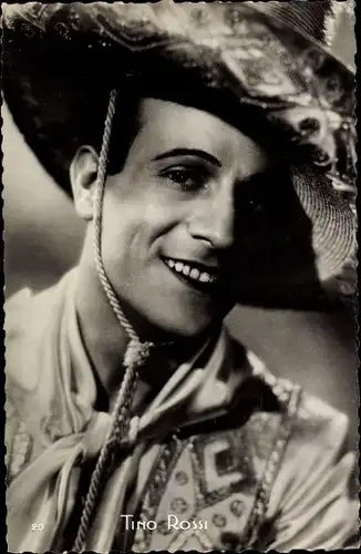 Ak Schauspieler Tino Rossi, Portrait, Sombrero