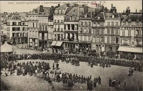 Ak Saint Quentin Aisne, Les Prussiens sur le Grand Place en 1871