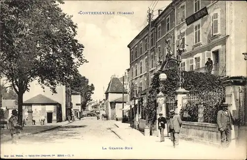 Ak Contrexéville Lothringen Vosges, La Grande Rue, Strassenansicht, Passanten