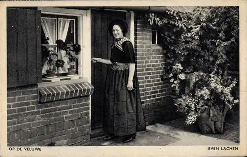 Ak Op de Veluwe, Even Lachen, Frau in Tracht