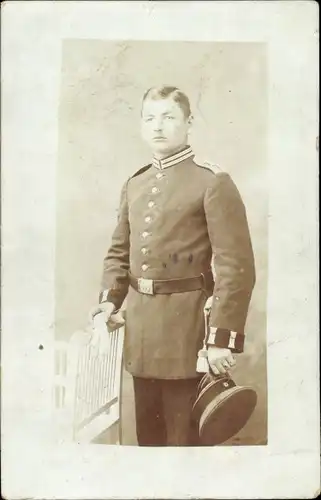 Foto Ak Deutscher Soldat in Uniform, Standportrait, Richard