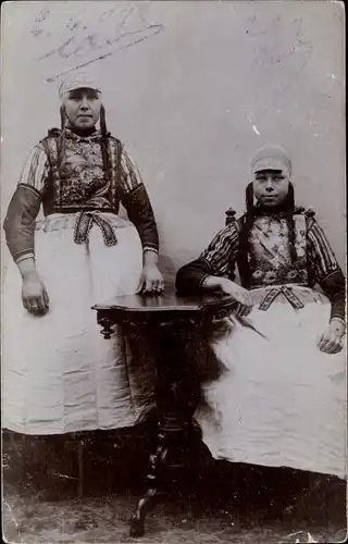 Foto Ak Marken Nordholland Niederlande, Frauen in der Landestracht