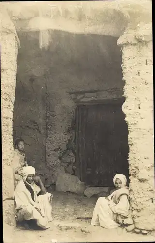 Foto Ak Algerien, Männer am Eingang sitzend