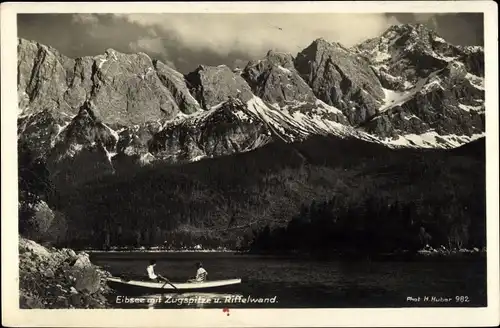 Ak Grainau in Oberbayern, Eibsee, Zugspitze, Riffelwand, Boot