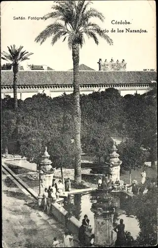 Ak Córdoba Andalusien Spanien, Patio de los Naranjos, Moscheekathedrale, Brunnen
