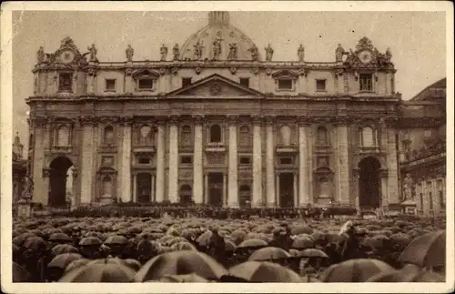 Ak Roma Rom Lazio, Petersdom, Menschenansammlung mit Regenschirmen, Piazza San Pietro