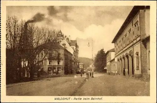 Ak Waldshut Tiengen am Hochrhein, Straßenpartie beim Bahnhof