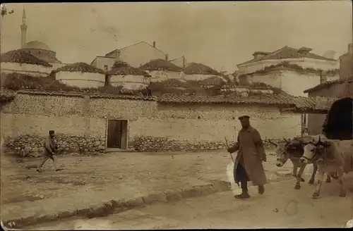 Foto Ak Prilep Mazedonien, Stadtansicht, Mann mit Rinderkarren, I WK