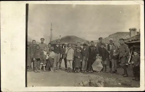 Foto Ak Prilep Mazedonien, Deutsche Soldaten in Uniformen und Anwohner, I WK