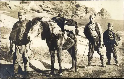 Foto Ak Prilep Mazedonien, Männer in Trachten mit Esel