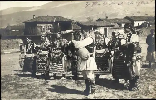 Foto Ak Prilep Mazedonien, Männer und Frauen in Volkstrachten