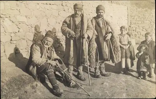 Foto Ak Prilep Mazedonien, Männer in Trachten