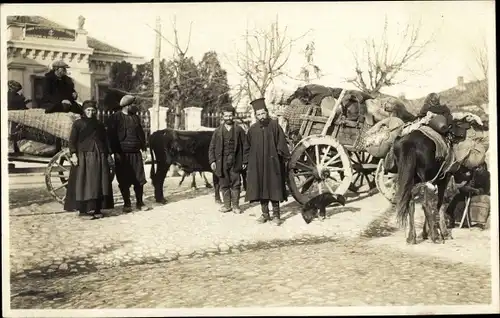 Foto Ak Prilep Mazedonien, Straßenpartie, Geistlicher