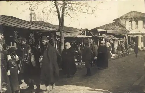 Foto Ak Prilep Mazedonien, Straßenpartie, Marktstände, verschleierte Frauen