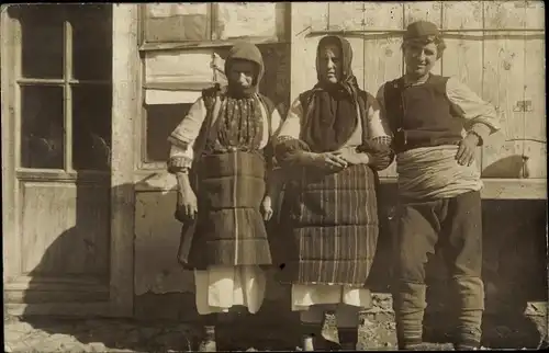 Foto Ak Prilep Mazedonien, Frauen und Mann in Trachten, 1918