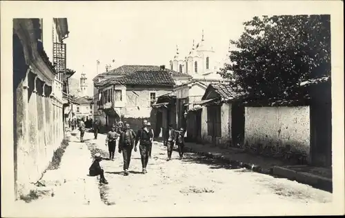 Foto Ak Prilep Mazedonien, Straßenpartie, Passanten
