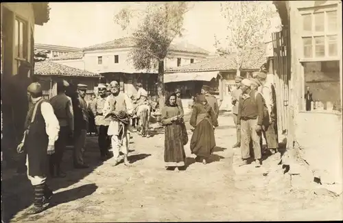 Foto Ak Prilep Mazedonien, Straßenpartie mit Anwohnern