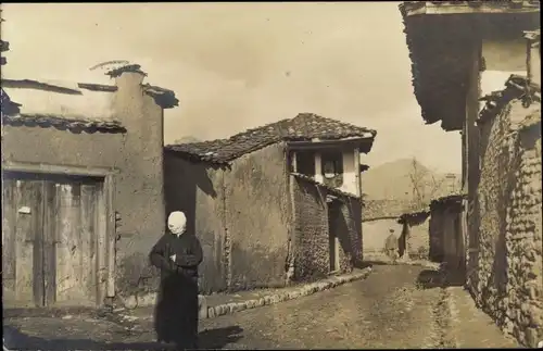 Foto Ak Prilep Mazedonien, Straßenpartie, verschleierte Frau