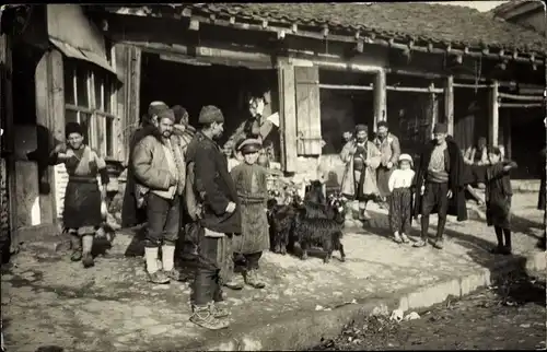 Foto Ak Prilep Mazedonien, Anwohner vor einem Gebäude