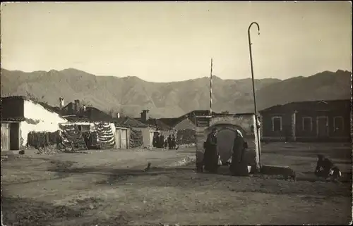 Foto Ak Prilep Mazedonien, Straßenpartie, Frauen am Brunnen
