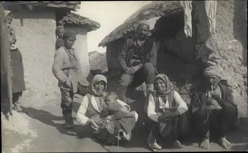 Foto Ak Prilep Mazedonien, Personen in Trachten, Lehmhäuser