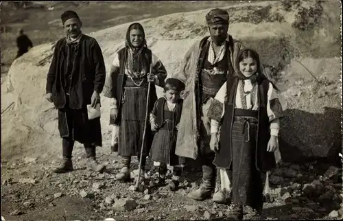 Foto Ak Prilep Mazedonien, Personen in Volkstrachten