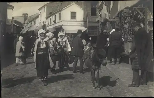 Foto Ak Prilep Mazedonien, Straßenpartie, Frauen in Trachten, Esel