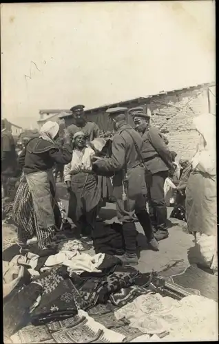 Foto Ak Prilep Mazedonien, Deutsche Soldaten in Uniformen, Straßenhändlerin