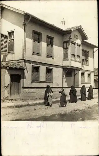Foto Ak Prilep Mazedonien, Verschleierte Frauen vor einem Wohnhaus