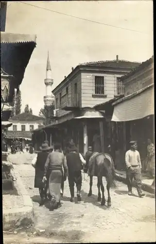 Foto Ak Prilep Mazedonien, Straßenpartie, Passanten, Pferd, Minarett