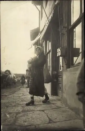 Foto Ak Prilep Mazedonien, Frau mit Kind auf dem Arm