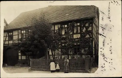 Foto Ak Negenborn Holzminden an der Weser, Frauen vor einem Fachwerkhaus