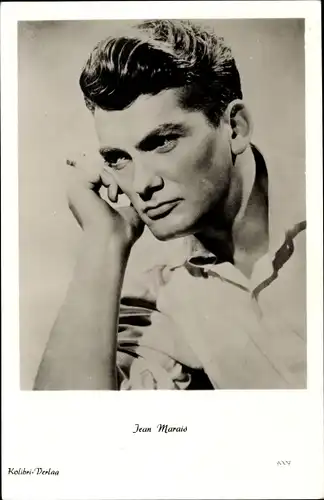 Ak Schauspieler Jean Marais, Portrait mit Zigarette