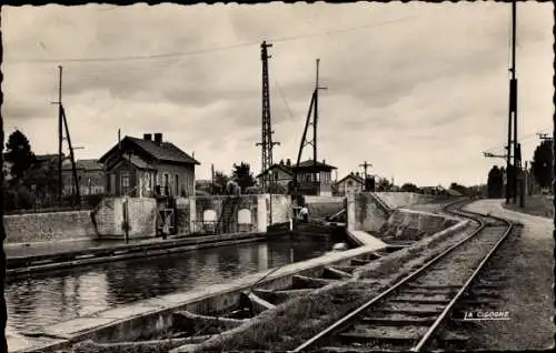 Ak Saint Quentin Aisne, La canal et l'ecluse