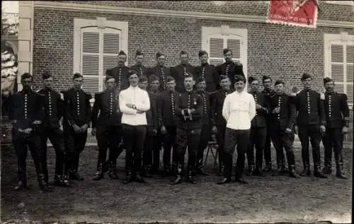 Ak Sissonne Aisne, Camp de Sissonne, Gruppenfoto, Soldaten