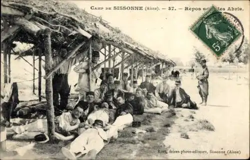 Ak Sissonne Aisne, Gruppenfoto, Soldaten liegend