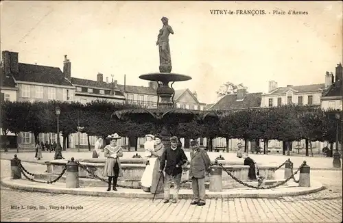 Ak Vitry le François Marne, Place d'Armes