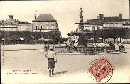 Ak Vitry le François Marne, La Fontaine, la Place d'armes