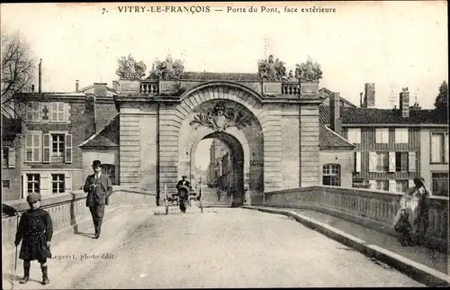 Ak Vitry le François Marne, Porte du Pont, face exterieure