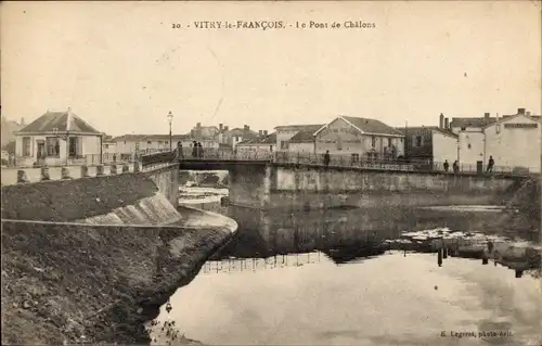 Ak Vitry le François Marne, le Pont de Chalons