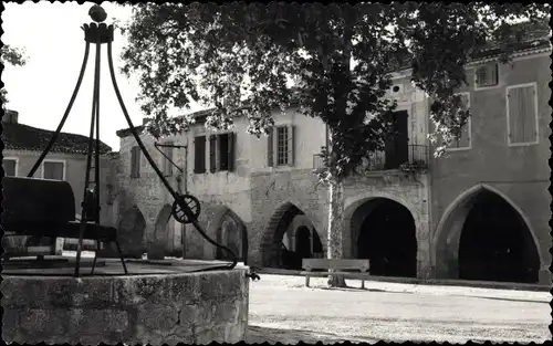 Foto Castelsagrat Tarn et Garonne, Platz, Brunnen, Häuser