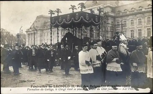 Ak Bruxelles Brüssel, Beerdigung von König Leopold II., Klerus vor dem Trauerwagen