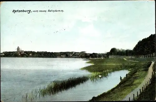 Ak Ratzeburg im Herzogtum Lauenburg, Stadt vom neuen Bahndamm gesehen