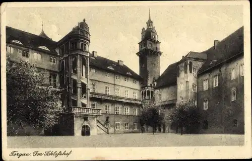 Ak Torgau an der Elbe, Schlosshof