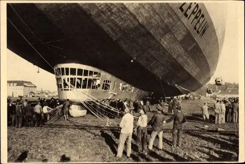 Ak Luftschiff LZ 127 Graf Zeppelin, Nach der Landung, Haltemannschaft an Haltetauen und Stroppen