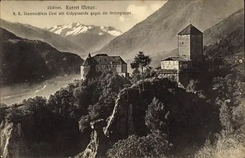 Ak Meran Merano Südtirol, Stammschloss Tirol mit Erdpyramide gegen Ortlergruppe