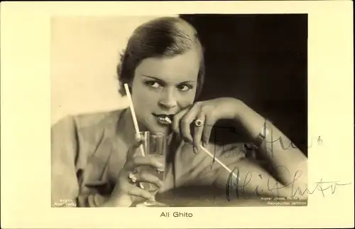 Ak Schauspielerin Ali Ghito, Portrait, Glas, Strohhalm, Autogramm