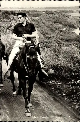 Ak Schauspieler und Sänger Elvis Presley, auf einem Pferd reitend