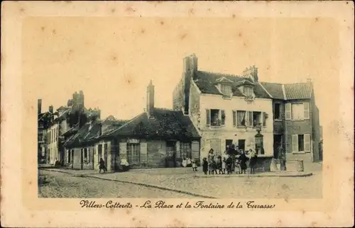 Ak Villers Cotterêts Aisne, La Place et la Fontaine de la Terrasse